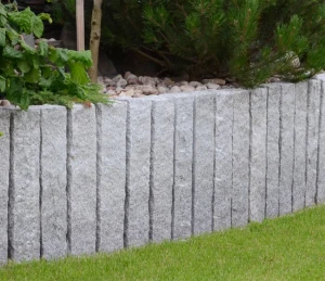 Dekoracyjny naturalny kamień Palisada łupana Grey Granit 150x12x12 cm