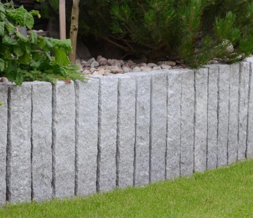 Dekoracyjny naturalny kamień Palisada łupana Grey Granit 150x12x12 cm